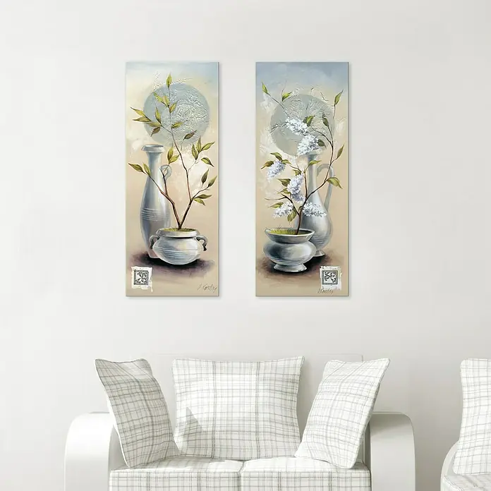 ProArt Leinwandbild Konventionel - Blue Flowery II, B x H: 30 x 80 cm - Zwei Wandbilder mit floralen Motiven über einem Sofa mit karierten Kissen. Die Bilder zeigen Pflanzen in Töpfen.
