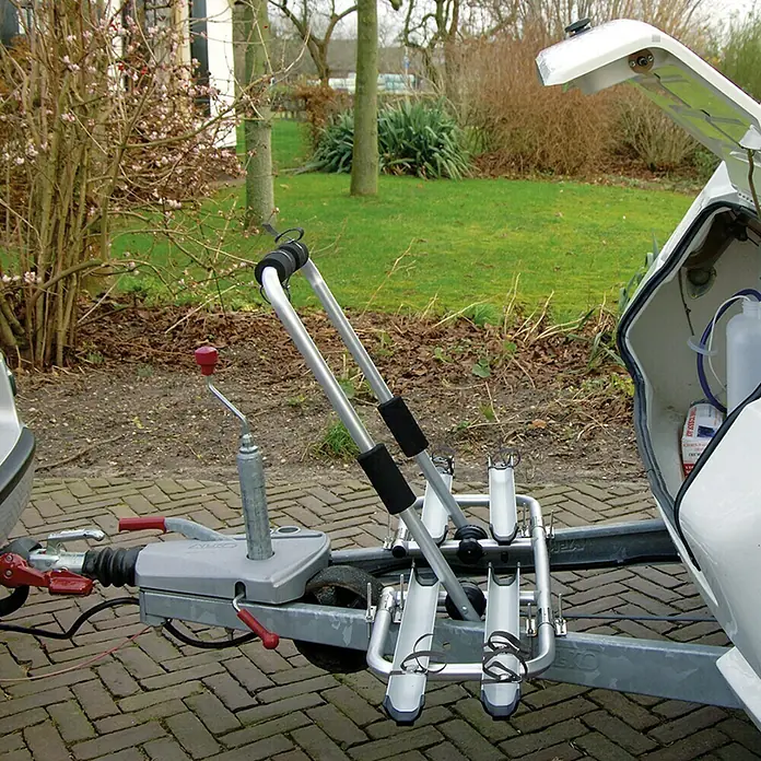 LAS Deichsel-Fahrradträger - Geeignet für: 2 Fahrräder, Max. Ladegewicht: 35 kg - Fahrradträger am Anhänger befestigt. Der Fahrradträger ist silberfarben und bietet Platz für zwei Fahrräder.\n
