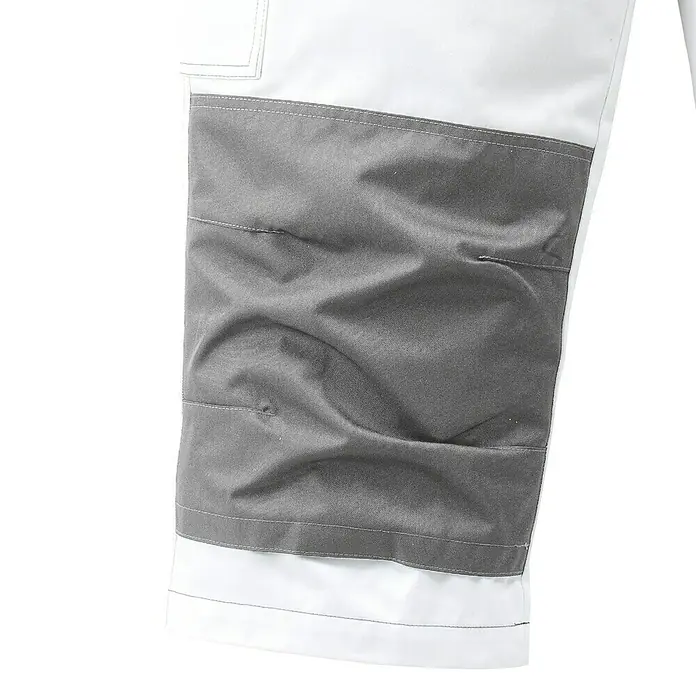 Arbeitshose Piratenhose - Herren, XL, Weiß - Detailaufnahme einer strapazierfähigen Arbeitshose mit verstärkten Kniepartien in Grau und Weiß für optimalen Schutz bei der Arbeit.