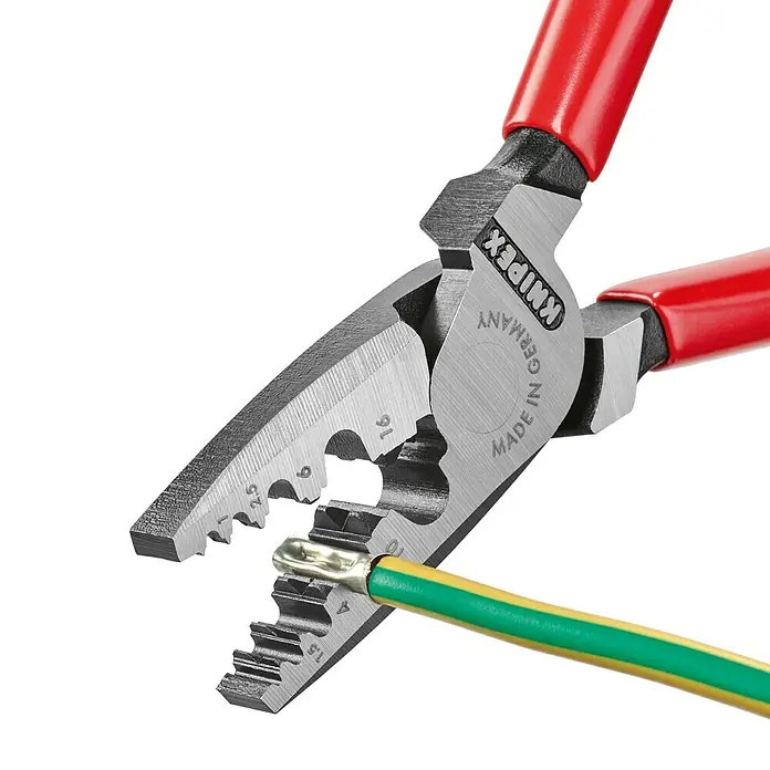 Knipex Crimpzange - Länge: 18 cm, Stahl - Eine KNIPEX Aderendhülsenzange beim Verpressen einer Aderendhülse, ideal für Elektroinstallationen.