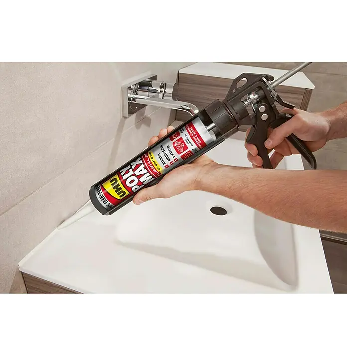 UHU Poly Max Montagekleber Power - Transparent, 300 g, Kartusche - Nahaufnahme einer Kartusche UHU POLY MAX Klebstoff, die zum Abdichten einer Waschbeckenkante verwendet wird.