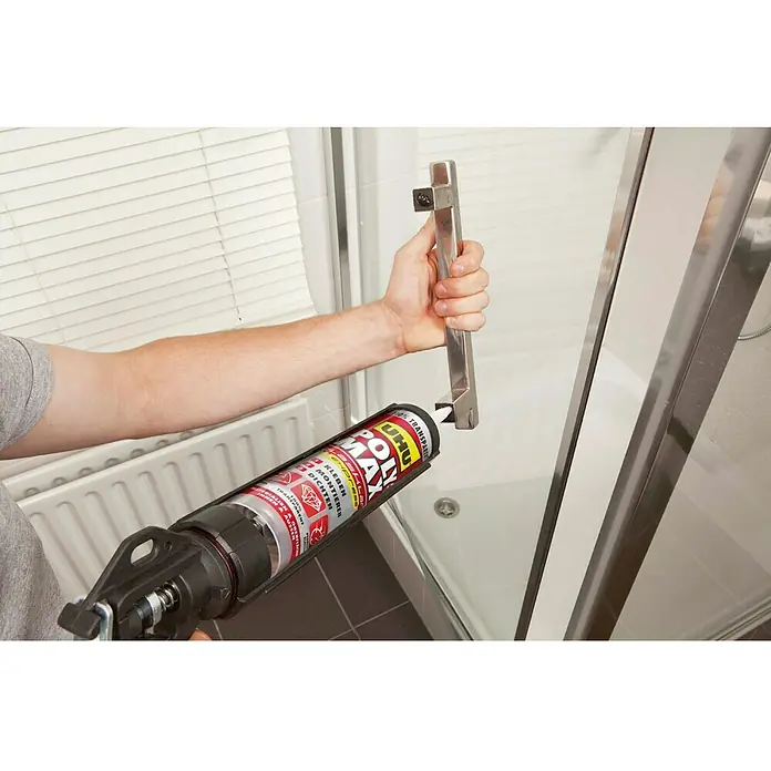 UHU Poly Max Montagekleber Power - Transparent, 300 g, Kartusche - Eine Kartusche UHU montiert auf einer Pistole, die wahrscheinlich für Reparaturen im Badezimmer verwendet wird.