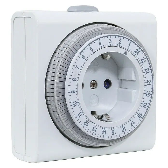 REV Temporizador de día Manual cuadrado - Mecánico, 3.680 W, Tiempos de conexión: 96, Distancia de conmutación mín.: 15 min - Un primer plano de un interruptor de temporizador blanco con un dial de 24 horas y una toma de corriente en el medio. Ideal para gestionar el uso de aparatos.