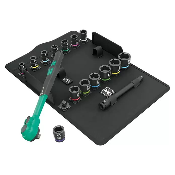 Wera Zyklop Steckschlüssel-Set Comfort - 16 -tlg., Antriebsgröße: ⅜″ - Wera Impact-Steckschlüsselsatz mit grüner/grauer Ratsche, Verlängerung, schwarzen Nüssen mit farbigen Ringen und einer losen Nuss, auf schwarzer Werkzeugrolle.