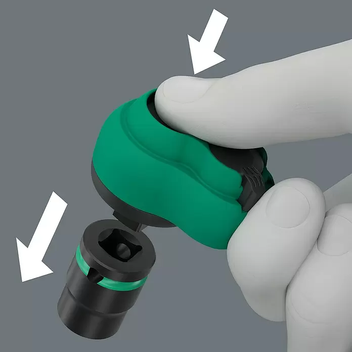 Wera Zyklop Steckschlüssel-Set Comfort - 16 -tlg., Antriebsgröße: ⅜″ - Hand bedient eine grün-schwarze Ratsche mit Stecknuss. Pfeile zeigen Drücken und Drehen an.