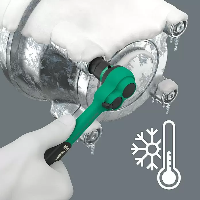 Wera Zyklop Steckschlüssel-Set Comfort - 16 -tlg., Antriebsgröße: ⅜″ - Grüne und schwarze Wera Knarre wird an einem vereisten Metallobjekt von einer behandschuhten Hand verwendet, was extreme Kälteleistung anzeigt.