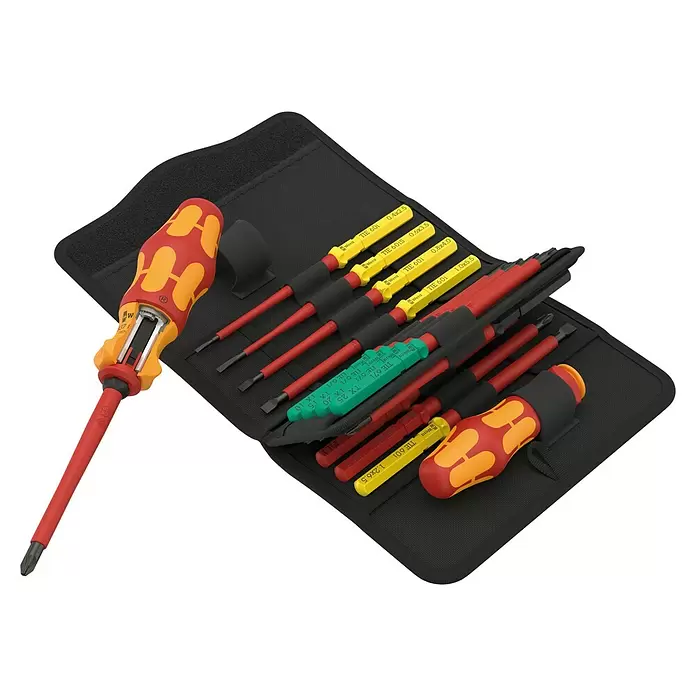 Wera Kraftform Kompakt Schraubendreher-Set VDE 17 RA 1 - 17 -tlg. - Wera VDE isolierter Schraubendrehersatz in einer schwarzen Rolltasche, mit Wechselgriff und verschiedenen roten, gelben und grünen Klingen.