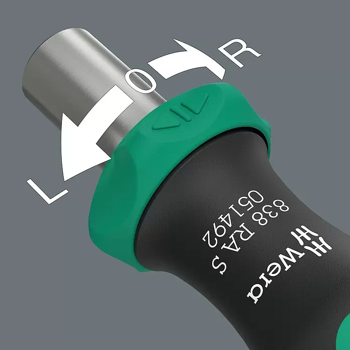 Wera Bit-Handhalterung 838 RA S - Aufnahme für ¼″-Sechskant-Bits - Wera Schraubendrehergriff mit grünem Drehring für L/R-Rastfunktion, schwarzem Griff und Modellnummer.