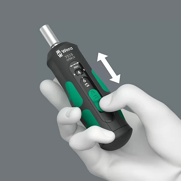 Wera Drehmomentschlüssel Kraftform Safe-Torque Speed Bicycle 1 - 7 -tlg. - Schwarz-grüner Wera Drehmomentschraubendreher, '4 Nm' anzeigend, von weißer Hand gehalten und eingestellt.