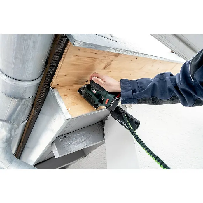 Metabo Akku-Schwingschleifer PowerMaxx SRA 12 BL - 12 V, Ohne Akku, Breite Schleifplatte: 80 mm, Länge Schleifplatte: 130 mm - Schleifarbeiten mit einem Metabo Elektroschleifer an Holz im Außenbereich, ideal für Renovierungen und Holzarbeiten mit optimaler Staubabsaugung.
