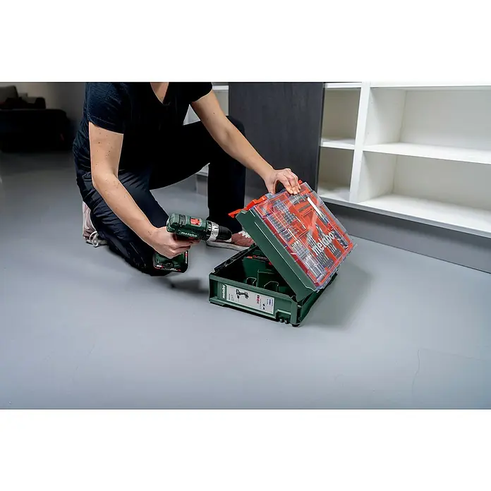 Metabo CAS 18V Akku-Schlagbohrschrauber-Set SB 18 - 18 V, 2 Akkus, 2 Ah, 87 -tlg. - Metabo Akku-Bohrschrauber mit einem Metabo Werkzeugkoffer, der eine Vielzahl von Bits und Zubehör für verschiedene Schraub- und Bohranwendungen enthält.
