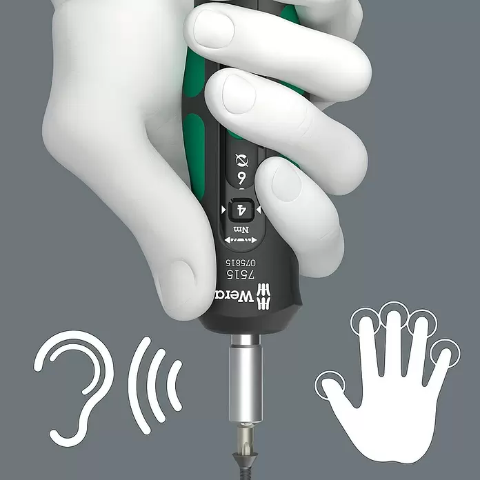 Wera Bit-Handhalterung Kraftform Safe-Torque Speed - 2 Nm - 6 Nm - Eine weiß behandschuhte Hand hält einen Wera Drehmomentschraubendreher mit sichtbarer Nm-Einstellung. Symbole zeigen akustisches und haptisches Feedback an.
