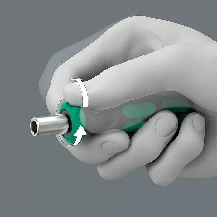 Wera Bit-Handhalterung 838 RA S - Aufnahme für ¼″-Sechskant-Bits - Hand hält grünen und grauen Ratschenschraubendrehergriff mit Sechskantaufnahme. Pfeile zeigen Drehbewegung an.
