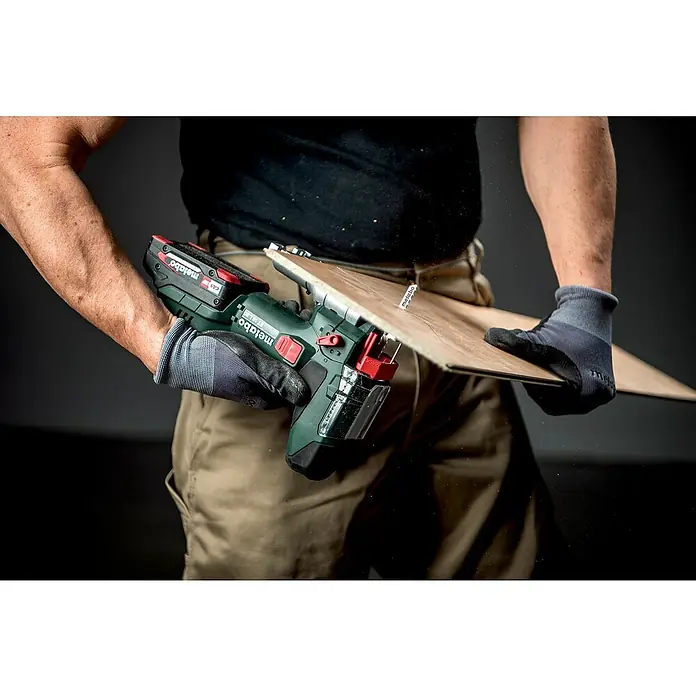 Metabo CAS 18V Akku-Pendelhubstichsäge ST 18 L 90 - 18 V, Ohne Akku, Leerlaufhubzahl: 750 /min - 3.000 /min - Metabo Akku-Stichsäge im Einsatz: Präzise Schnitte in Holz mit der kraftvollen Säge für Handwerker und Heimwerker.