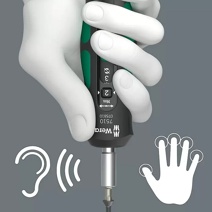 Wera Drehmomentschlüssel Kraftform Safe-Torque Speed Bicycle 1 - 7 -tlg. - Eine Hand hält einen schwarz-grünen Wera Drehmomentschraubendreher (2 Nm) und schraubt ein. Symbole für Gehör und Tastsinn zeigen haptisches und akustisches Feedback.
