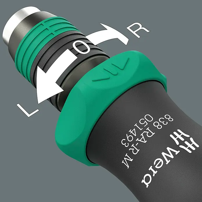 Wera Bit-Handhalterung 838 RA-R M - Rückholwinkel: 10 ° - Detailaufnahme eines Wera Schraubendrehers mit Richtungspfeilen zur Bedienung des Mechanismus für Links- und Rechtslauf.