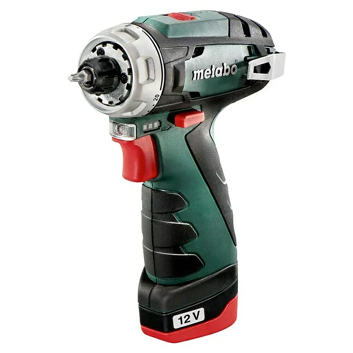 Metabo Akku-Bohrschrauber-Set PowerMaxx BS Basic - 12 V, 2 Akkus, 2 Ah, 34 Nm, 41 -tlg. - Nahaufnahme eines Metabo 12 V Akku-Bohrschraubers mit grünem und schwarzem Gehäuse, der für präzise Schraubarbeiten konzipiert ist.