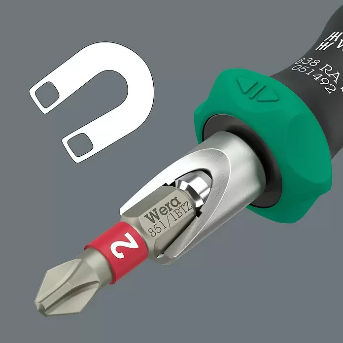 Wera Bit-Handhalterung 838 RA S - Aufnahme für ¼″-Sechskant-Bits - Grün-schwarzer Wera Ratschenschraubendreher mit magnetischem Bithalter und einem Phillips-Bit.