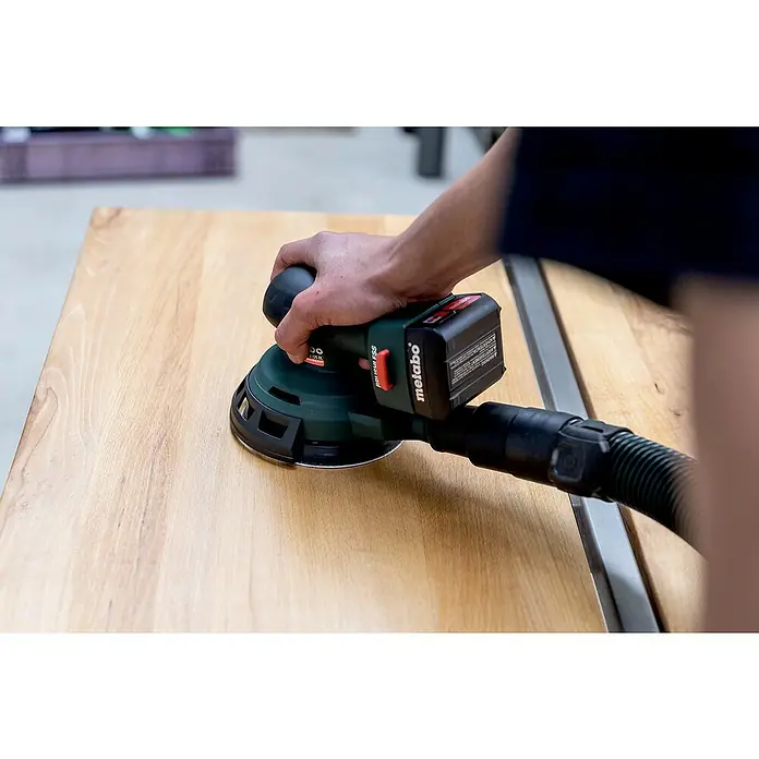 Metabo Akku-Exzenterschleifer PowerMaxx SXA 12-125 BL - 12 V, Ohne Akku - Der Metabo Exzenterschleifer im Einsatz, ein unverzichtbares Werkzeug für präzises Schleifen mit Staubabsaugung für sauberes Arbeiten.