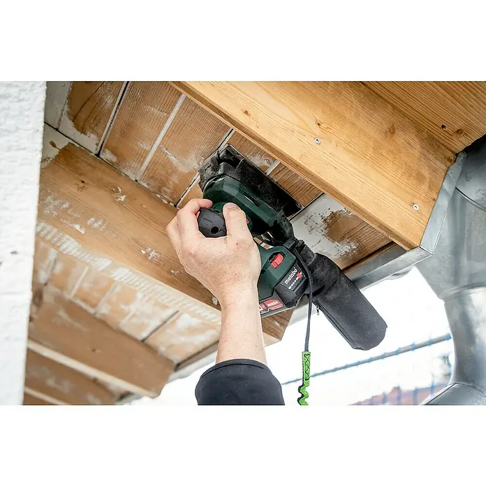 Metabo Akku-Schwingschleifer PowerMaxx SRA 12 BL - 12 V, Ohne Akku, Breite Schleifplatte: 80 mm, Länge Schleifplatte: 130 mm - Schleifgerät von Metabo in Aktion, ideal zum Bearbeiten von Holzoberflächen, hier im Einsatz an einer Decke. Kompaktes Design für präzises Arbeiten.