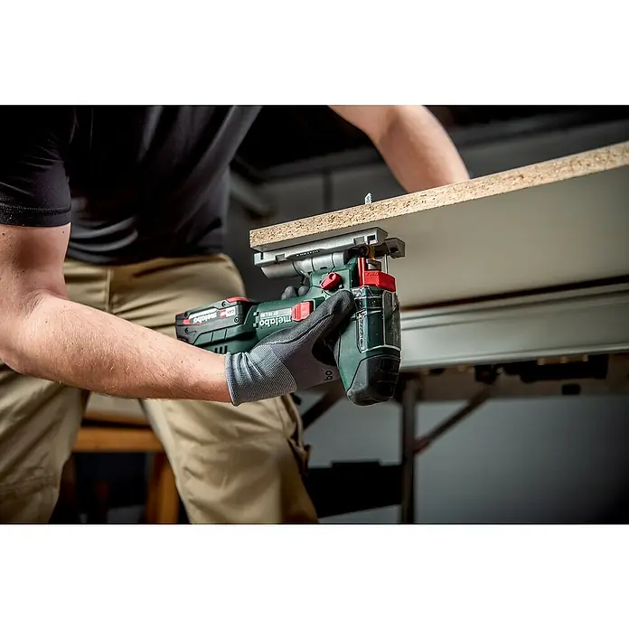 Metabo CAS 18V Akku-Pendelhubstichsäge ST 18 L 90 - 18 V, Ohne Akku, Leerlaufhubzahl: 750 /min - 3.000 /min - Der Metabo Akku-Nutfräser im Einsatz: Eine präzise und effiziente Lösung für Holzbearbeitungsprojekte. Ideal für professionelle Anwender und Heimwerker.