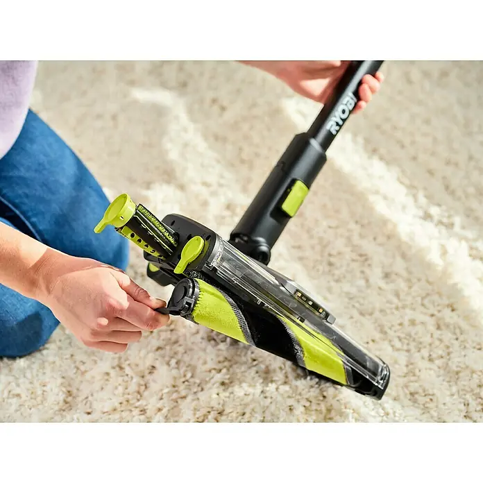 Ryobi ONE+ Akku-Staubsauger RASV18BL-0 - 18 V, Ohne Akku, Behältervolumen: 1.000 ml - Nahaufnahme eines Ryobi Staubsaugers, bei dem die Bürste gewechselt wird, auf einem Teppich.