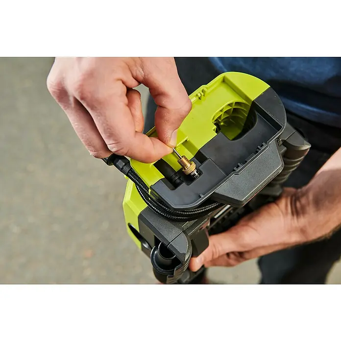 Ryobi ONE+ Akku-Kompressor RMI18-0 - 18 V, 11 bar - Nahaufnahme einer Person, die ein Zubehörteil an einer tragbaren Ryobi-Luftpumpe befestigt, wobei der Fokus auf dem Anschluss und der Hand liegt.