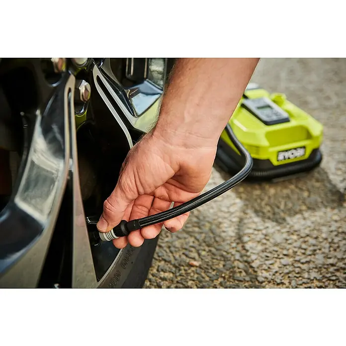 Ryobi ONE+ Akku-Kompressor RMI18-0 - 18 V, 11 bar - Ein Ryobi Luftkompressor wird verwendet, um den Reifendruck eines Autos zu erhöhen, wobei der Fokus auf dem innovativen Design des Kompressors liegt.