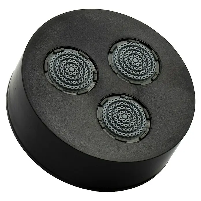 IO Minimal Aireador tipo ducha - Negro, Plástico, Spray - Primer plano de un cabezal de ducha negro con tres caras de rociado dispuestas en círculos concéntricos.