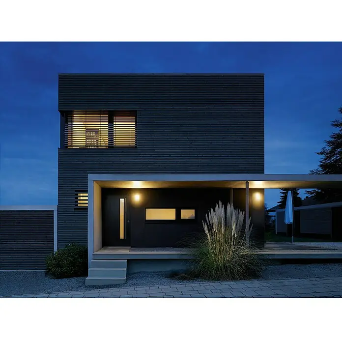 Steinel Aplique exterior LED con sensor L 240 S - 9,3 W, L x An x Al: 8,1 x 16,5 x 30,5 cm, Blanco/Acero inoxidable, Blanco cálido - Fachada de casa moderna con revestimiento de madera e iluminación. El diseño limpio y los detalles de luz cálida crean detalles elegantes.