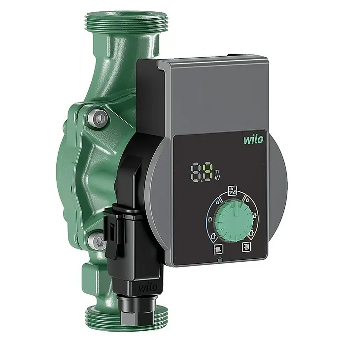 Wilo Hocheffizienzpumpe Yonos Pico 25/1-4 - Förderhöhe: 4 m, Einbaulänge: 180 mm, Leistungsaufnahme: 4 W - 20 W - Nahaufnahme einer Wilo-Pumpe, einem Gerät zur Wasserzirkulation in Heizungs- und Kühlsystemen, mit digitaler Anzeige und Steuerung.