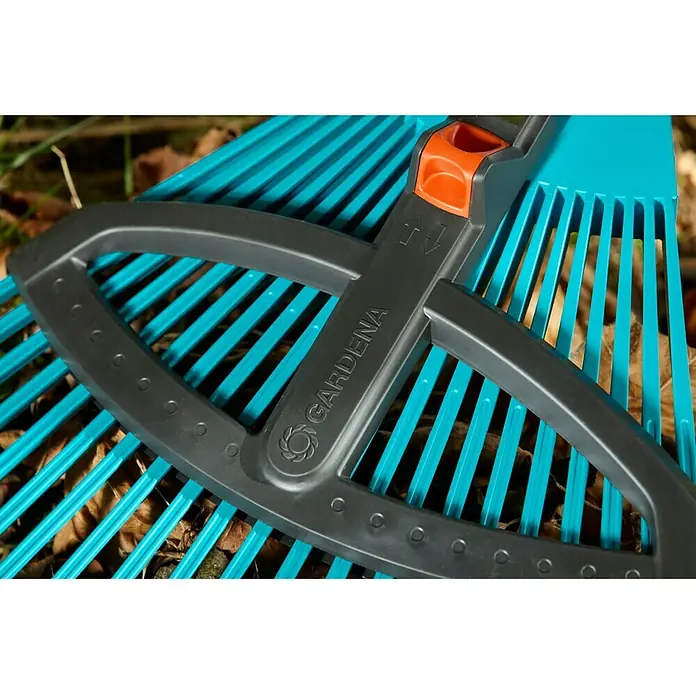 Gardena Combisystem Laubbesen - 35 cm - 52 cm, Mit Stiel - Detailaufnahme eines blauen Gardena-Rechens mit verstellbarer Breite zum Reinigen von Laub und Gartenabfällen.