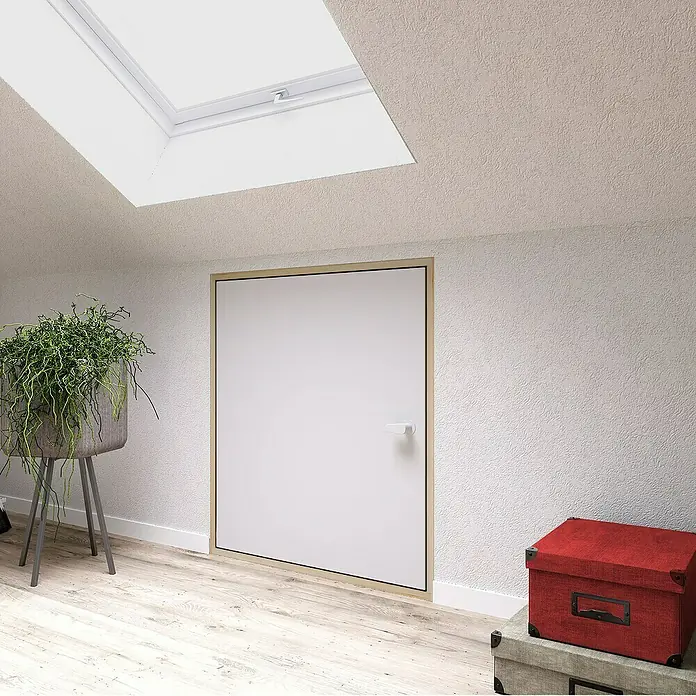 Dolle Kniestocktür - 70 x 80 cm - Weiß gestrichene Tür vor einer Wand mit Textur, ergänzt durch ein Oberlicht und dekorative Aufbewahrung.