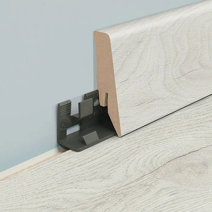 MyStyle Sockelleiste K58 C Lilywhite Oak/Misty Plains Oak - 260 cm x 18 mm x 58 mm, MDF - Die weiße Sockelleiste ist in einer praktischen Halterung befestigt, die eine einfache Montage ermöglicht. Ideal für Laminat und andere Bodenbeläge.