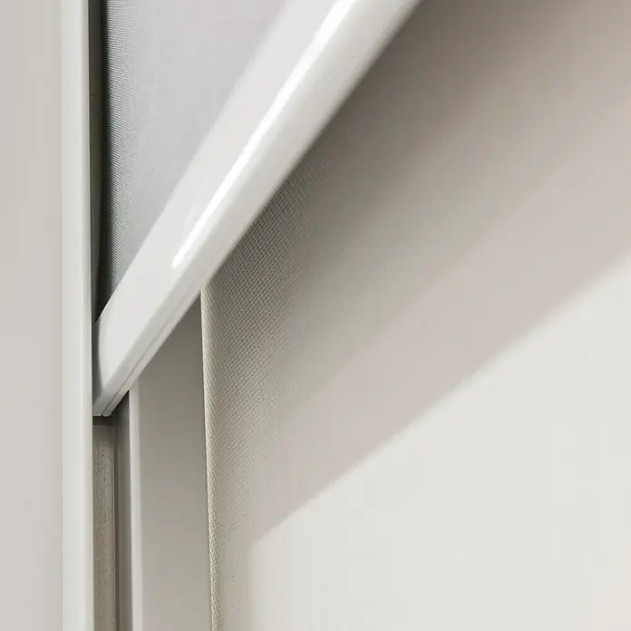 Expo Ambiente Seitenführung - 2 Stk., Passend für: Rollos mit Kassette (16 mm), Höhe: 175 cm - Nahaufnahme einer weißen Jalousie, die elegantes Design und Funktionalität für moderne Wohnräume bietet.