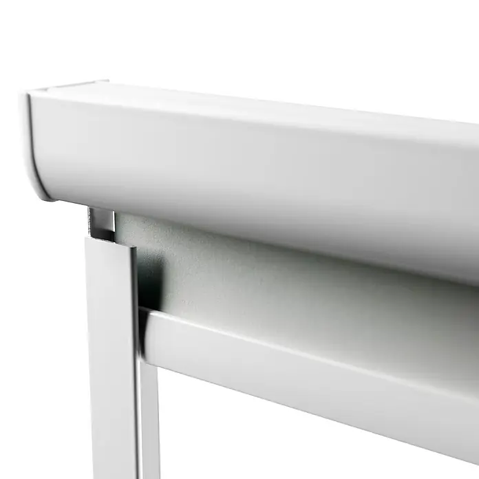 Expo Ambiente Seitenführung - 2 Stk., Passend für: Rollos mit Kassette (16 mm), Höhe: 175 cm - Detailansicht einer stilvollen, weißen Fensterjalousie. Die hochwertige Verarbeitung und das schlichte Design machen sie zu einem Blickfang.