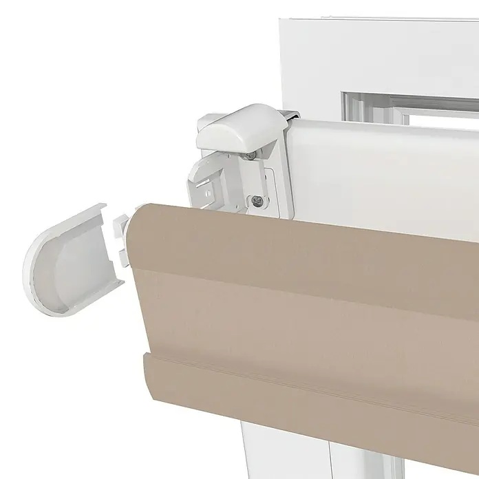 Expo Ambiente Klemmträger - 2 Stk., Geeignet für: Rollo, Weiß - Nahaufnahme einer beigen Rollo-Vorrichtung mit weißen Befestigungen, die an einem Fensterrahmen montiert ist.