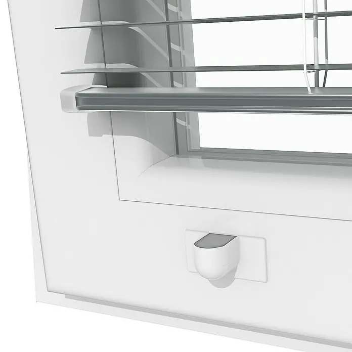 Expo Ambiente Magnethalter - Geeignet für: Alu-Jalousien, Weiß - Nahaufnahme eines weißen Fensters mit Jalousien und einem Drehkipp-Fenstergriff.