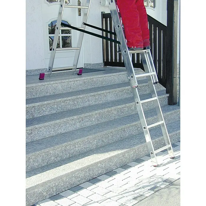 Krause Corda Mehrzweckleiter - Anzahl Tritte: 30 Stk., Arbeitshöhe: 7 m, Belastbarkeit: 150 kg, Aluminium, Treppengängig - Leiter auf Treppe vor einem Haus, eine Person steht auf der Leiter. Die Leiter ist aus Aluminium und hat rote Füße.