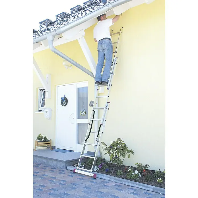 Krause Corda Mehrzweckleiter - Anzahl Tritte: 18 Stk., Arbeitshöhe: 4,55 m, Belastbarkeit: 150 kg, Aluminium, Treppengängig - Ein Mann benutzt eine Teleskopleiter, um die Fassade eines gelben Hauses zu renovieren. Die Leiter ist vielseitig und sicher für Arbeiten in großer Höhe.