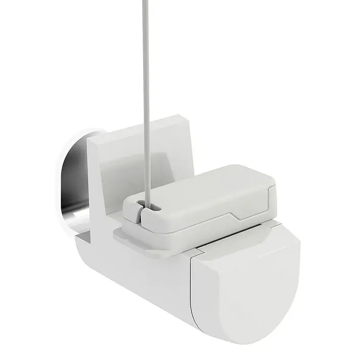 Expo Ambiente Klemmträger - 4 Stk., Geeignet für: Verspannte Plissees, Weiß - Nahaufnahme eines weißen Rollladenmotors mit einem darin eingesteckten Stecker, der für moderne Fensterdekorationen entwickelt wurde.