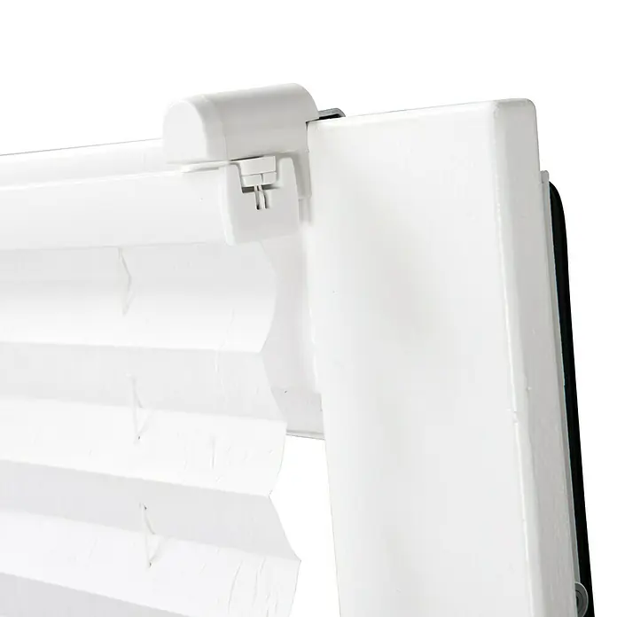 Expo Ambiente Klemmträger - 4 Stk., Geeignet für: Verspannte Plissees, Weiß - Nahaufnahme einer weißen Plissee-Jalousie, die an einem Fensterrahmen befestigt ist und für Privatsphäre und Lichtsteuerung sorgt.