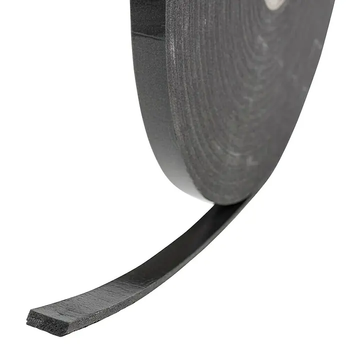 Masys Vorlegeband - 1.000 x 1,5 x 0,5 cm, Kunststoff - Nahaufnahme einer Rolle schwarzem Dichtungsband, ideal zum Abdichten und Isolieren von Fenstern und Türen gegen Zugluft und Lärm.