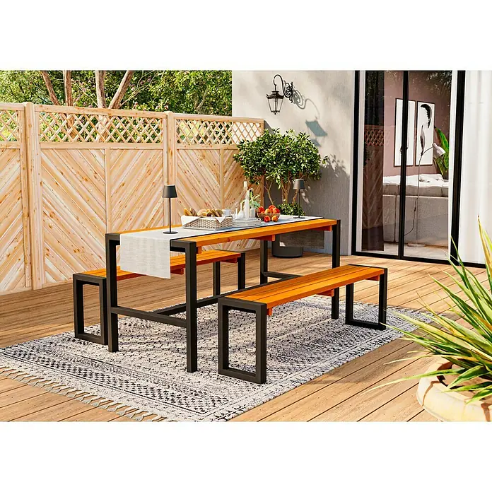 Promadino Gartenmöbel-Set Sylt - 3 -tlg., Kiefernholz, Braun/Schwarz - Outdoor-Essgruppe mit Holztisch und Bänken auf einem gemusterten Teppich, ideal für Mahlzeiten im Freien und geselliges Beisammensein.