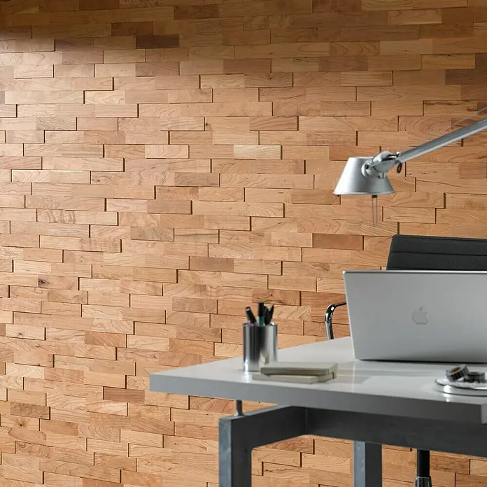 Wodewa Holzriemchen 200 Kirsche - 200 x 50 mm, Stärke: 2 mm - 6 mm, 1 m², UV-geölt - Moderne Büroeinrichtung mit einer stilvollen Holzwand, einem Schreibtisch und einem Laptop, die eine warme und einladende Arbeitsatmosphäre schaffen.