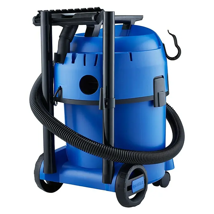 Nilfisk Elektro-Nass- & Trockensauger Multi II 22 - 1.200 W, Behältervolumen: 22 l - Abbildung eines blauen Nilfisk Nass- und Trockensaugers mit schwarzem Schlauch und Griff. Ideal für Werkstatt und Garage mit hoher Saugleistung.
