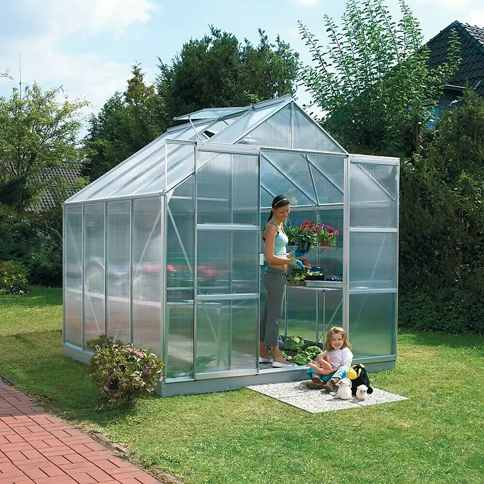 Vitavia Gewächshaus Mars 6700 Plus - Außenmaß inkl. Dachüberstand (B x T): 257 x 258 cm, 6 mm, Aluminium - Frau in einem Gewächshaus mit Kind draußen. Das Gewächshaus ist aus transparentem Material mit Aluminiumrahmen, perfekt für den Garten.
