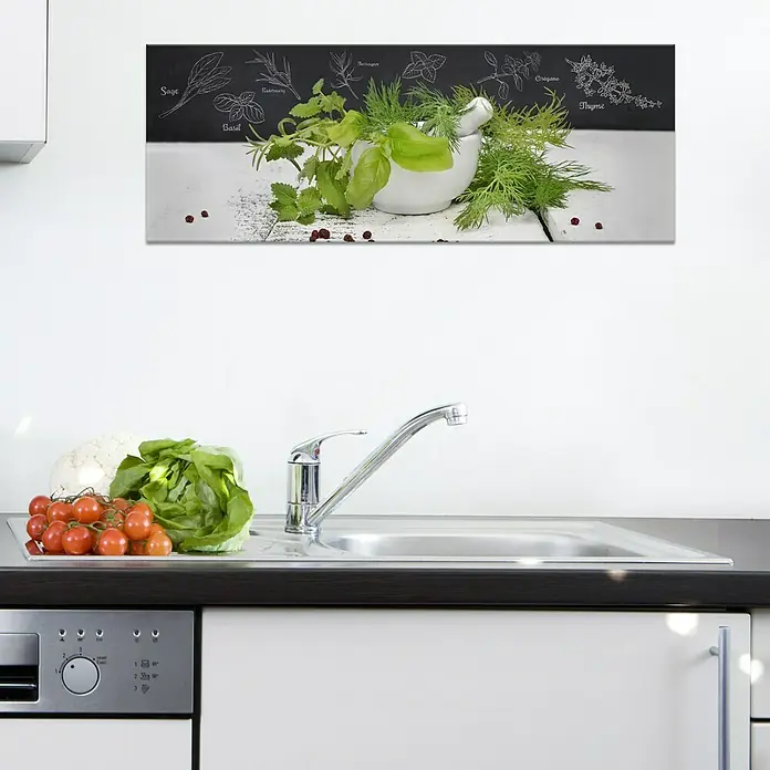 Glasbild - Kräutermix, B x H: 125 x 50 cm - Ein Küchendekor mit einem Kräuterbild über einer Spüle, die mit frischem Gemüse und einem modernen Design ausgestattet ist.