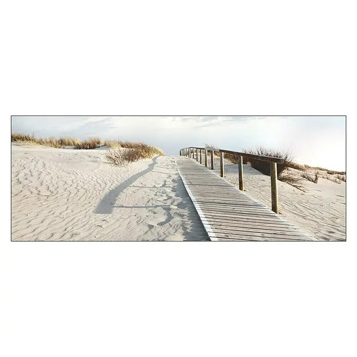 Glasbild - Sky & Sand IV, B x H: 125 x 50 cm - Holzsteg am Strand mit sanften Sanddünen. Die Holzstruktur fügt sich nahtlos in die natürliche Umgebung ein, perfekt für einen ruhigen Spaziergang.