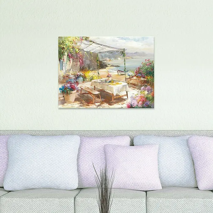 ProArt Leinwandbild Konventionel - Whisper Of Summer, B x H: 80 x 60 cm - Gemälde "Terrasse am Meer" mit mediterranem Flair über einer Couch mit Kissen.